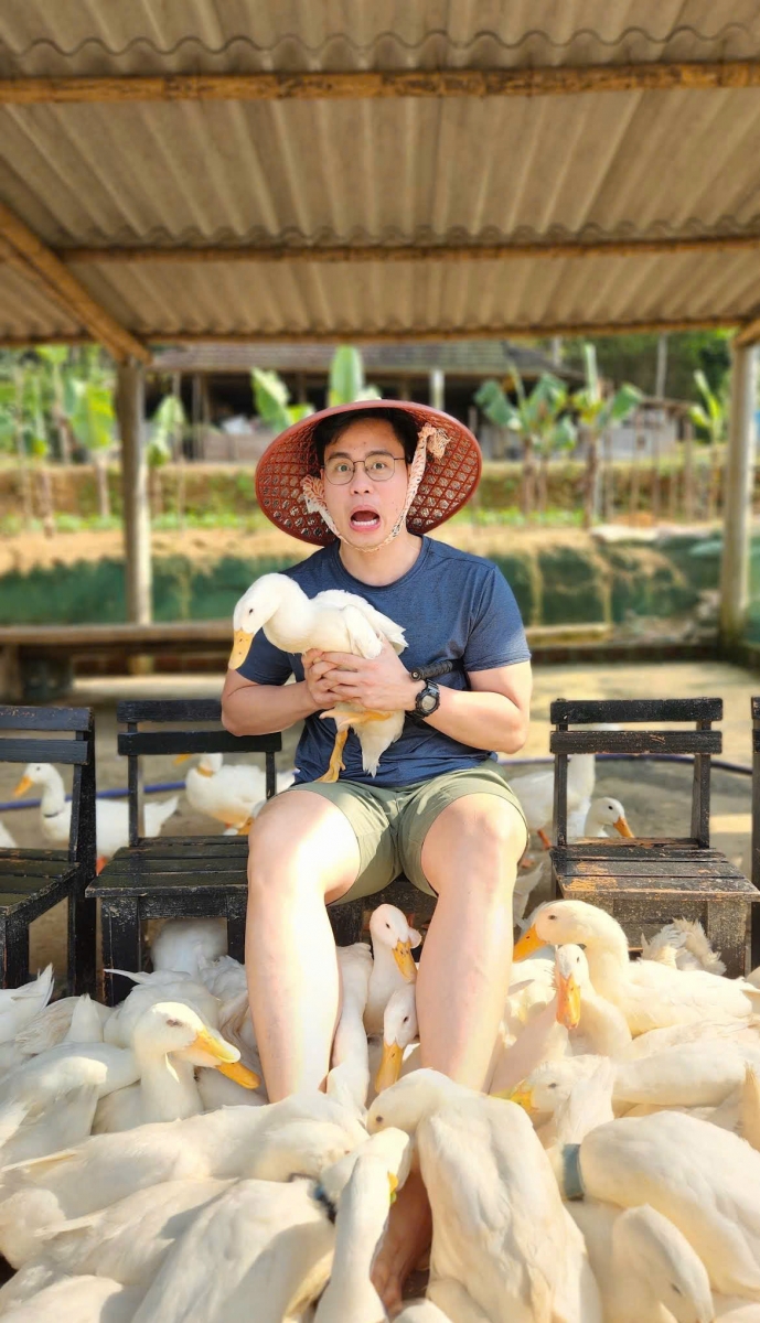 International visitors enjoying the famous duck massage experience at The Duck Stop, one of the most unique attractions in Bong Lai Valley, Phong Nha.